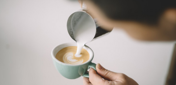 Cappuccino-melk-schenken
