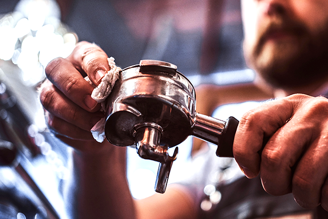 Onderhoud koffiemachine van Simon Lévelt.